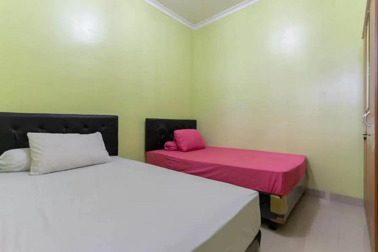 Отель Kostawira Syariah Bintaro Mitra Reddoorz Mencil Экстерьер фото