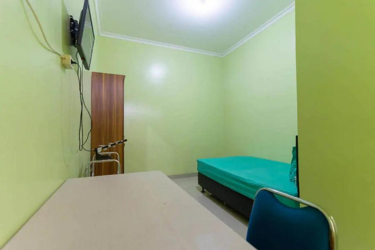 Отель Kostawira Syariah Bintaro Mitra Reddoorz Mencil Экстерьер фото