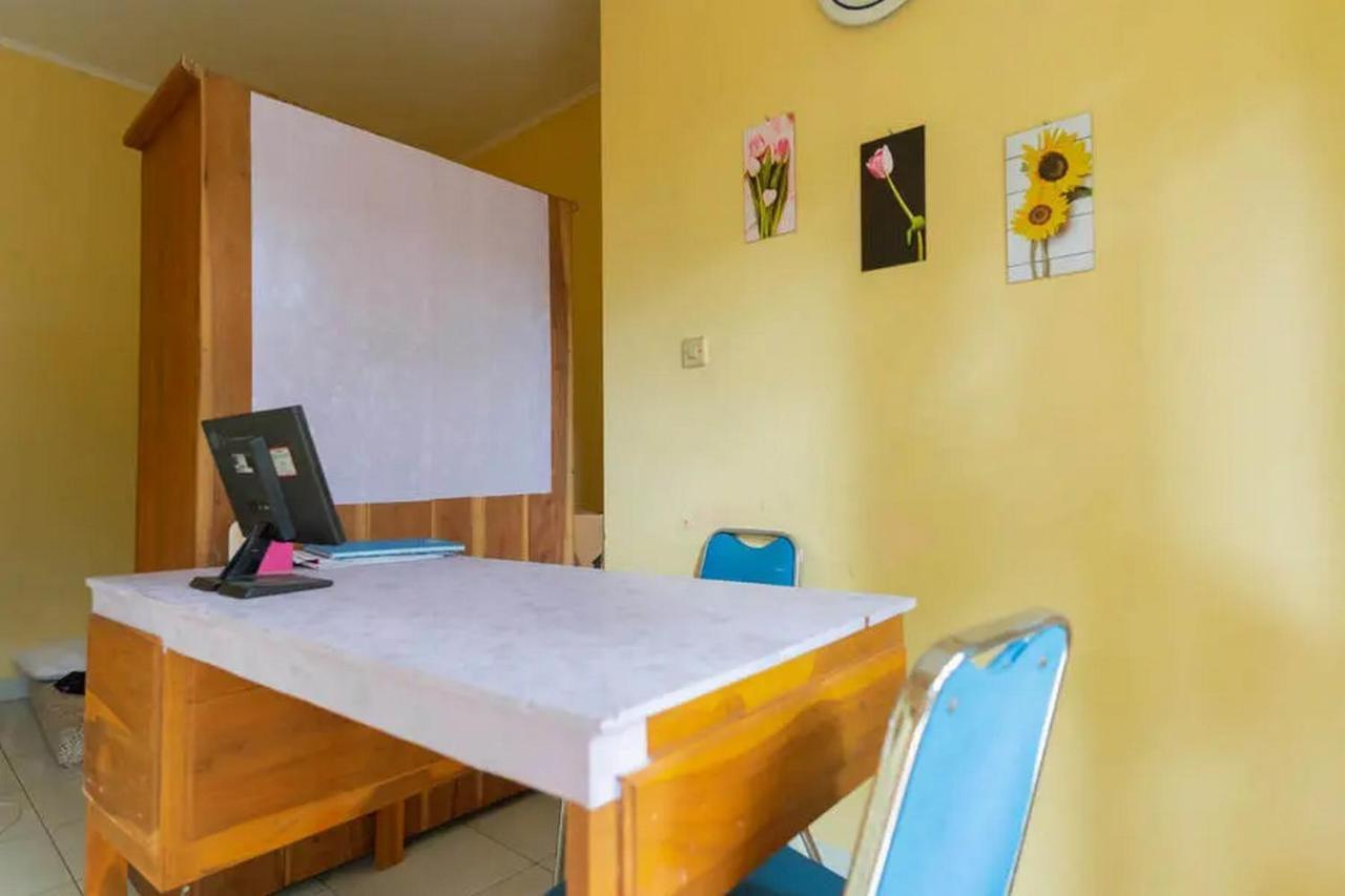 Отель Kostawira Syariah Bintaro Mitra Reddoorz Mencil Экстерьер фото