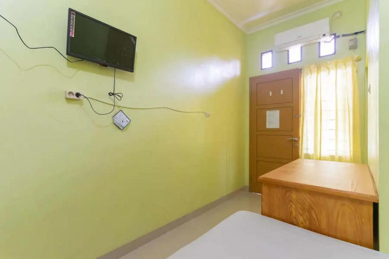 Отель Kostawira Syariah Bintaro Mitra Reddoorz Mencil Экстерьер фото
