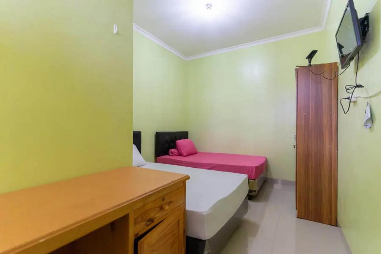 Отель Kostawira Syariah Bintaro Mitra Reddoorz Mencil Экстерьер фото