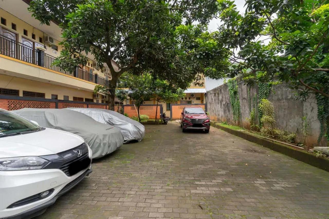 Отель Kostawira Syariah Bintaro Mitra Reddoorz Mencil Экстерьер фото