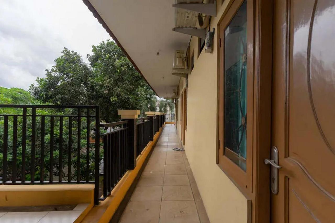 Отель Kostawira Syariah Bintaro Mitra Reddoorz Mencil Экстерьер фото