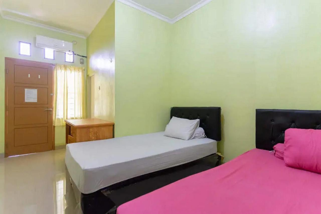 Отель Kostawira Syariah Bintaro Mitra Reddoorz Mencil Экстерьер фото